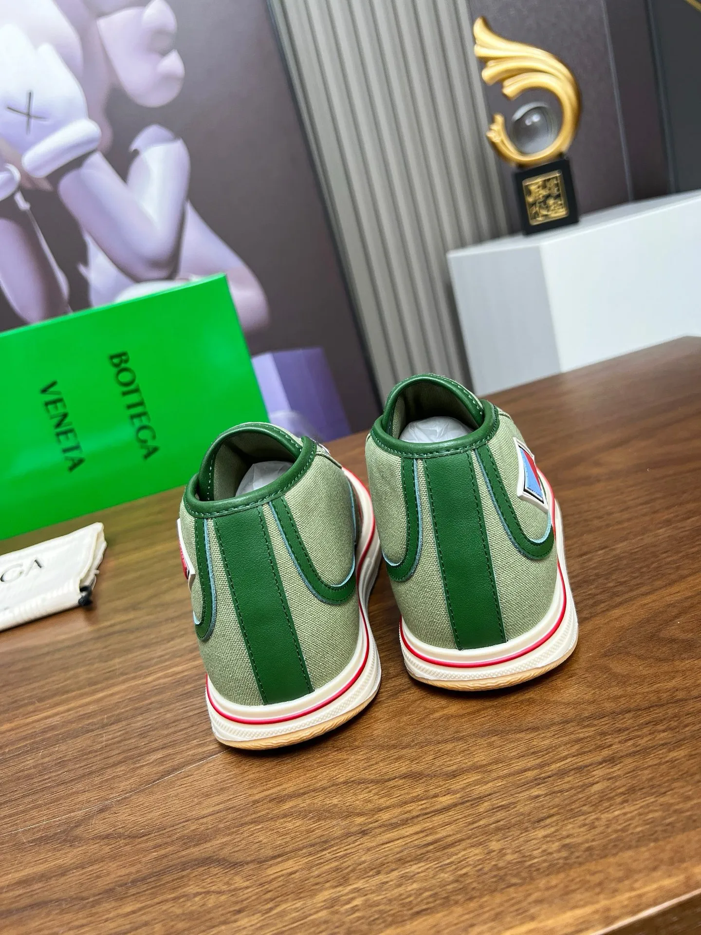 Men's men's shoes 💰520💰 Bottega Veneta BV's latest Eliot series retro basketball shoes casual sports canvas shoes 🔥Become a god when it is launched!🔥 Inspired by retro basketball sneakers, the color combination highlights youthful vitality and perfectly interprets the theme of youth and childlike innocence. The details are also very particular. The summer canvas brings excellent durability and comfort. Designs such as calfskin trim, rubber toe caps and hand-painted retro red lines are full of retro feel. The round toe and convex sole add a modern feel and are suitable for various styles. Easily create a fashionable atmosphere. The upper foot is the focus...can be worn as a couple's shoes...The red lines on each shoe edge are hand-painted, which adds more taste and attitude! ✦Fabric: Original customized high-density canvas + cowhide ✦Inner lining: original customized breathable canvas ✦Insole: movable latex cowhide insole ✦Sole: original molded non-slip and wear-resistant TPU material ✦Sole thickness: 3cm ✦Number of sizes: female size 35--40, female 40 is customized and non-returnable ✦Number: male size 39--45, male 45 is customized and non-returnable